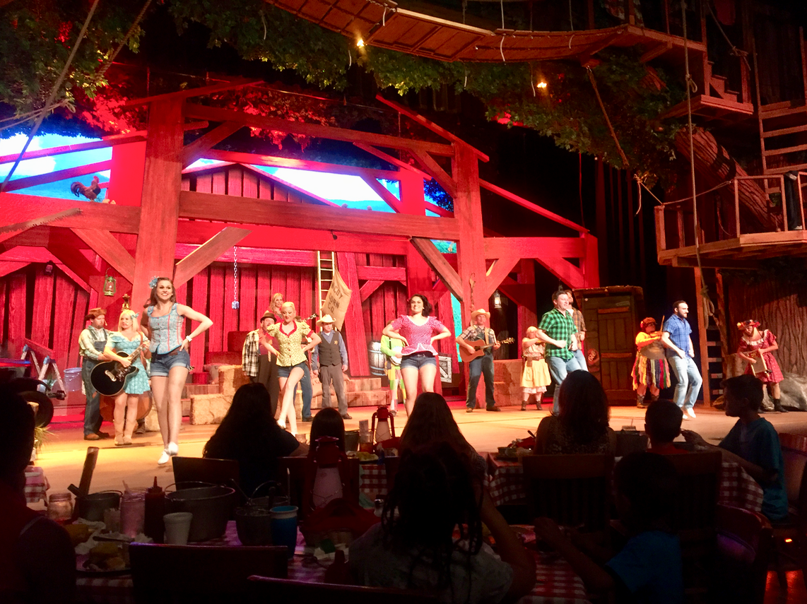 Hatfield &amp; McCoy Dinner Feud in Pigeon Forge Tennessee